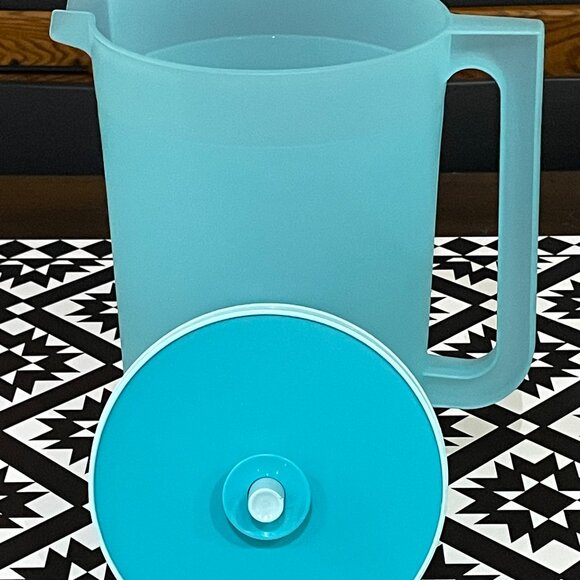 Large 1 Gallon Tupperware Pitcher - Picture 1 of 3